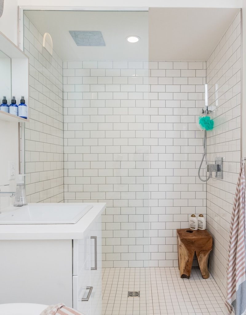 white ceramic sink near white ceramic sink